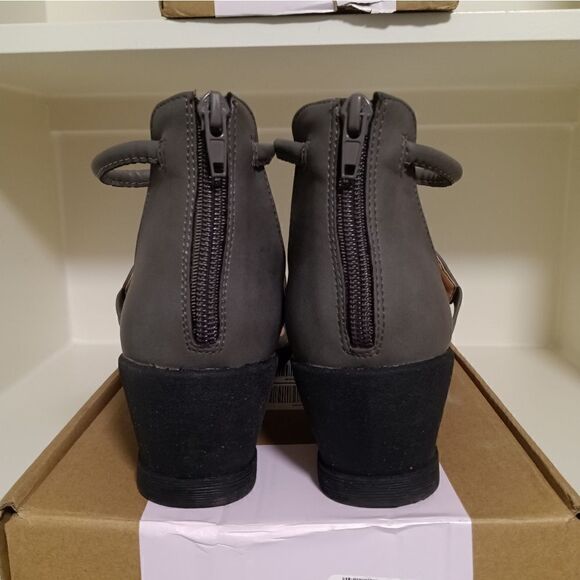 💯🔥JOURNEE COLLECTION TRAYLE WEDGE SANDALS- WOMEN'S SIZE 7.5- GREY🔥🔥NEW IN - Picture 2 of 11